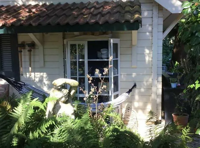 Casa de Férias Cosy & Natural Cottage With Fireplace And Garden Heinenoord